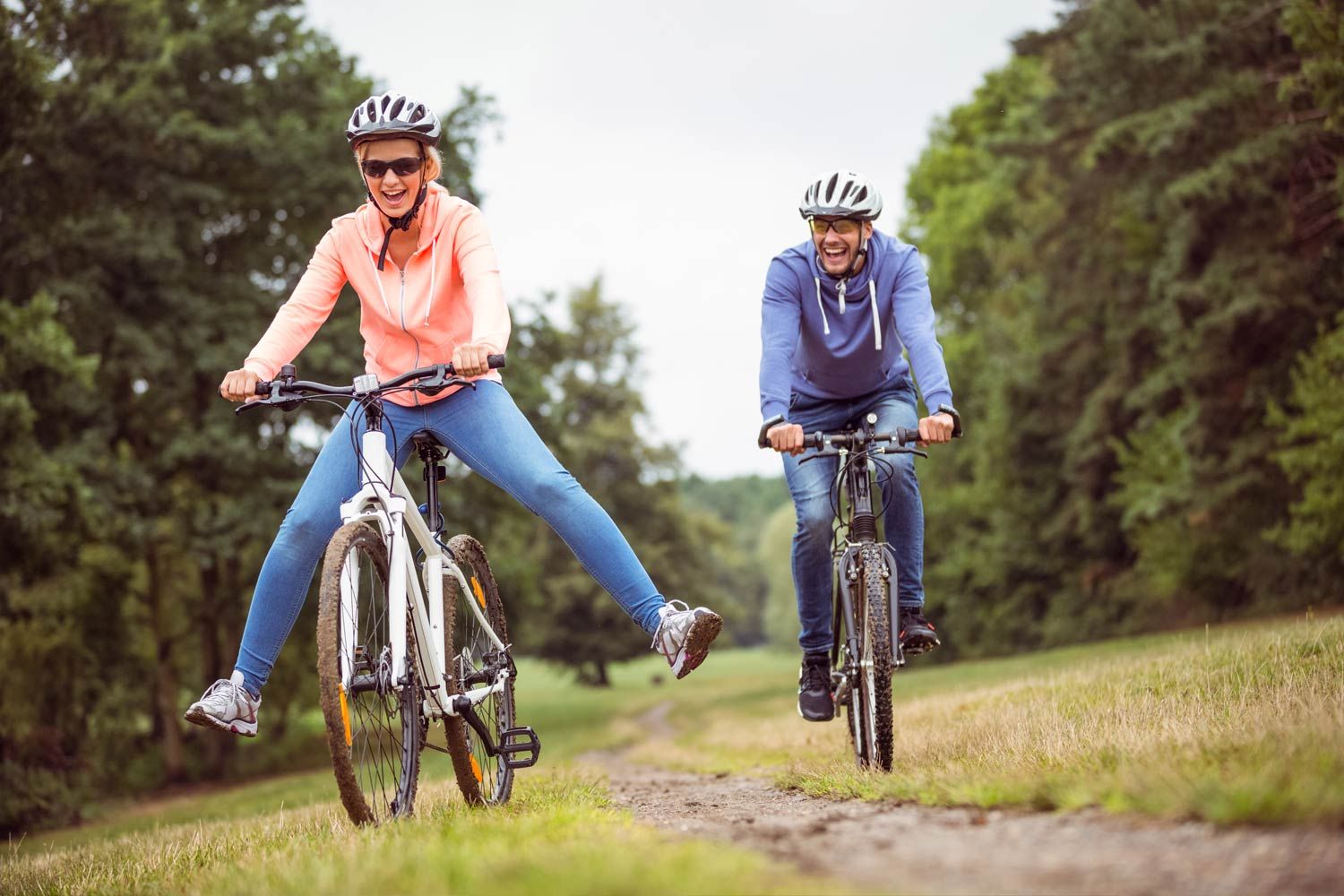 Paar fährt mit dem Fahrrad im Emsland