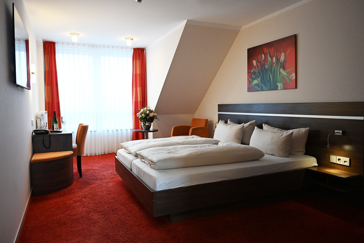 Helles und freundlich eingerichtetes Doppelzimmer im Hotel Schmidt am Markt in Meppen mit großen Fenstern