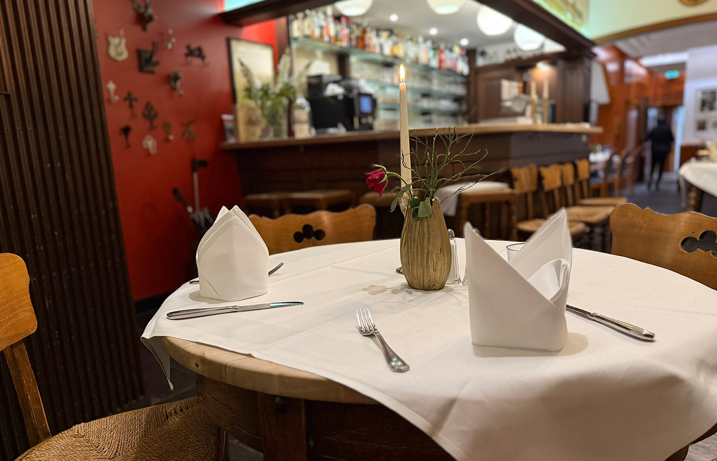 Gemütlicher Gastraum im Restaurant Schmidt am Markt in Meppen mit klassischer Einrichtung