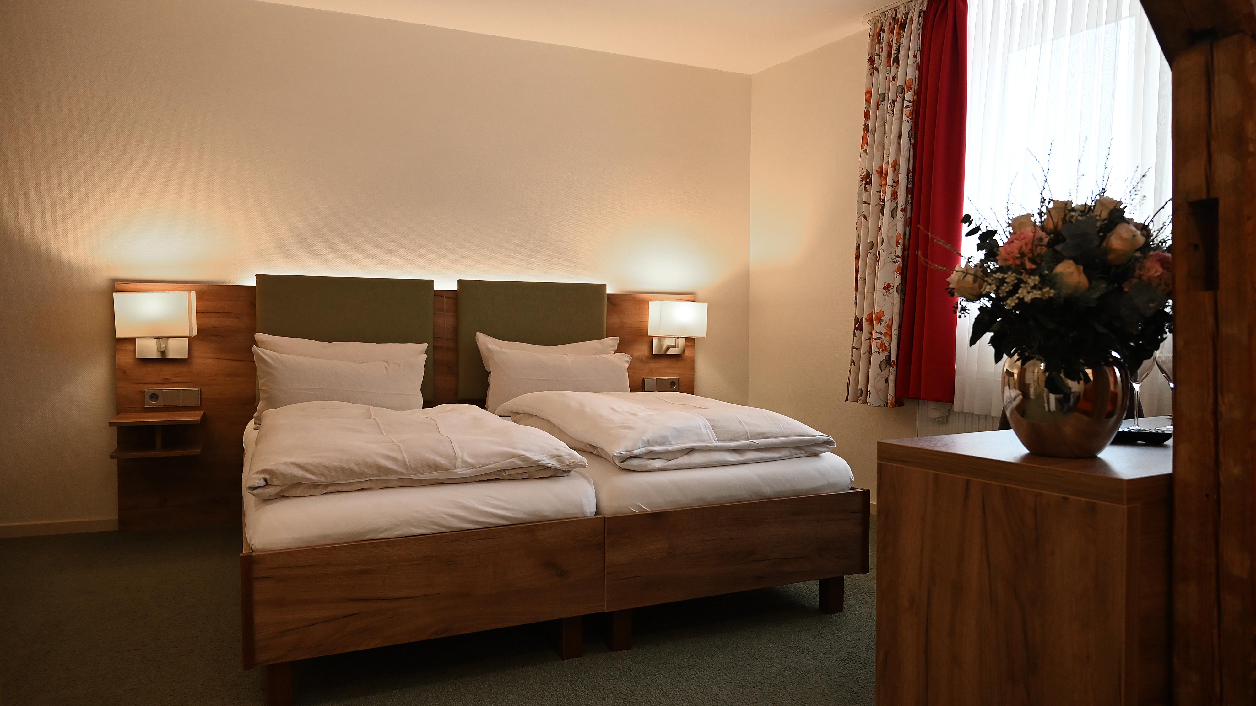 Großzügiges Komfort-Doppelzimmer im Hotel Schmidt am Markt. Perfekt für Paare und Geschäftsreisende – direkt am Marktplatz in Meppen.